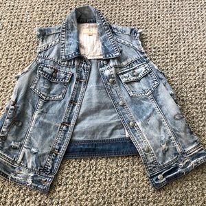 Buckle distressed vest